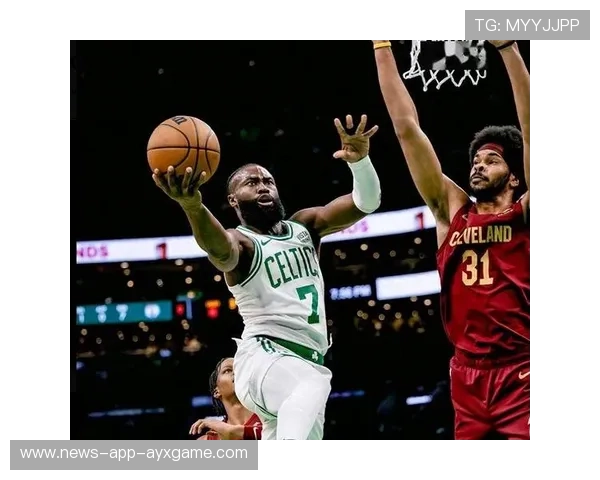 杰伦·布朗快速反击完成高难度终结