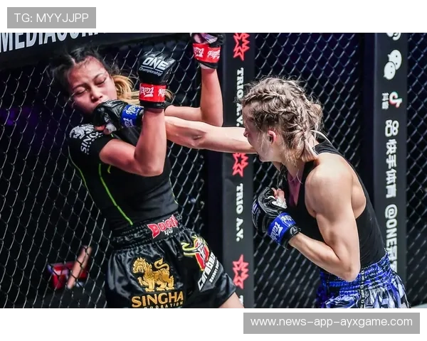 UFC拳手领奖时玩自拍杆,展现个性与魅力! UFC拳手领奖时玩自拍杆,展现个性与魅力!