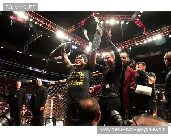 UFC选手被对手嘲笑后暴怒反击,精彩瞬间引发热议! UFC选手被对手嘲笑后暴怒反击,精彩瞬间引发热议!