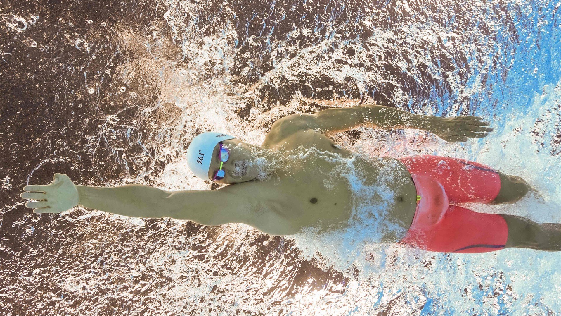 水上瑜伽桨板团体赛 水纹荡漾中保持合十姿势